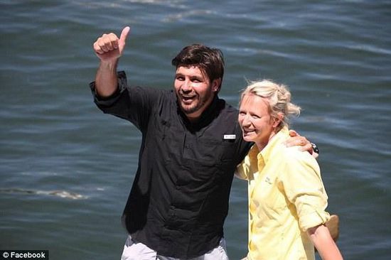 抵達(dá)邁阿密時(shí)，曼瑟驕傲地豎起了大拇指。