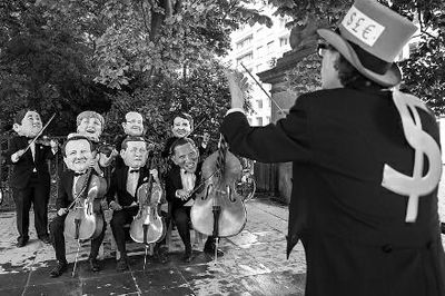 4日在布魯塞爾,非政府組織『樂施會』成員戴著七國首腦面具演奏名曲《錢錢》,批評七國政策導(dǎo)致全球貧富差 4日在布魯塞爾,非政府組織『樂施會』成員戴著七國首腦面具演奏名曲《錢錢》,批評七國政策導(dǎo)致全球貧富差