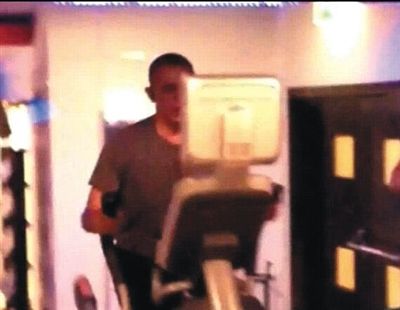 酒店健身中心，橢圓機(jī)上鍛煉的奧巴馬。