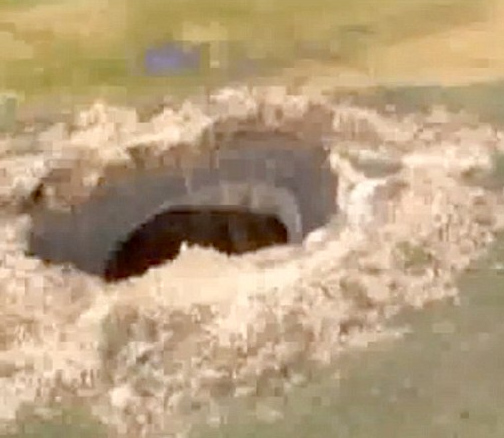 俄羅斯發現長約80米巨坑外界猜測系外星人所為 俄羅斯發現長約80米巨坑外界猜測系外星人所為