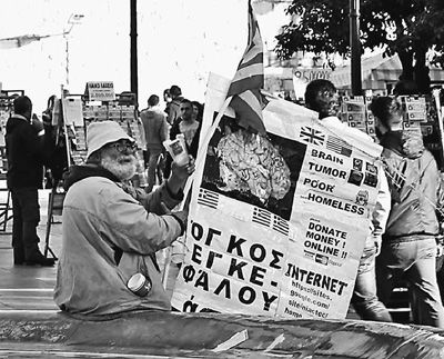 自債務危機爆發以來,希臘承諾實施以減薪、增稅、裁員和私有化為主要內容的緊縮和改革政策。一系列的緊縮措施使民眾生活受到嚴重影響,約1/4的家庭陷入貧困。圖為今年1月希臘大選期間,在雅典市中心國會大廈前廣場乞討的老人。 自債務危機爆發以來,希臘承諾實施以減薪、增稅、裁員和私有化為主要內容的緊縮和改革政策。一系列的緊縮措施使民眾生活受到嚴重影響,約1/4的家庭陷入貧困。圖為今年1月希臘大選期間,在雅典市中心國會大廈前廣場乞討的老人。