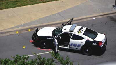 被槍手擊中的警車。新華社發 被槍手擊中的警車。新華社發