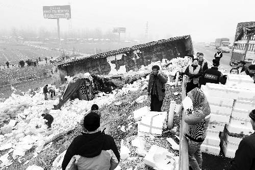 京港澳高速長(zhǎng)葛段,又一輛拉蔬菜的車翻在路邊 京港澳高速長(zhǎng)葛段,又一輛拉蔬菜的車翻在路邊