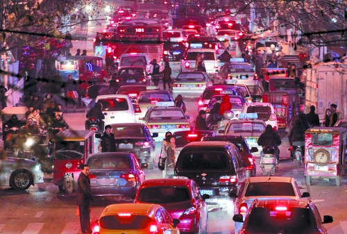 昨晚11點，二七廣場仍較擁堵。圖為東太康路在擁堵中。