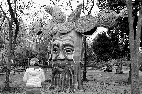 2月5日，游人在鄭州市人民公園內欣賞一個由廢舊塑料瓶做裝飾的造型花燈。記者 王 錚 攝