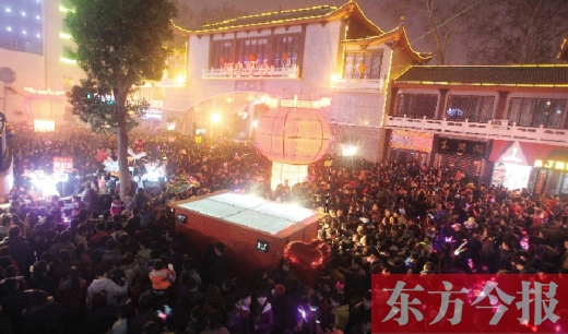 人們出門熱情不減 元宵燈展紅火依舊 人們出門熱情不減 元宵燈展紅火依舊