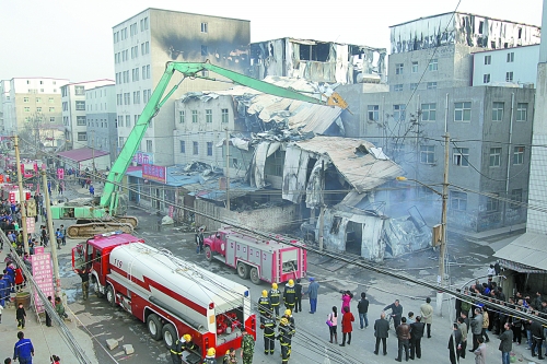 風助火勢,6座相鄰的居民樓加建的板房樓陸續被大火引燃。 風助火勢,6座相鄰的居民樓加建的板房樓陸續被大火引燃。