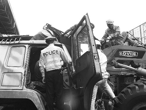 　　調來鏟車，幫忙救人。