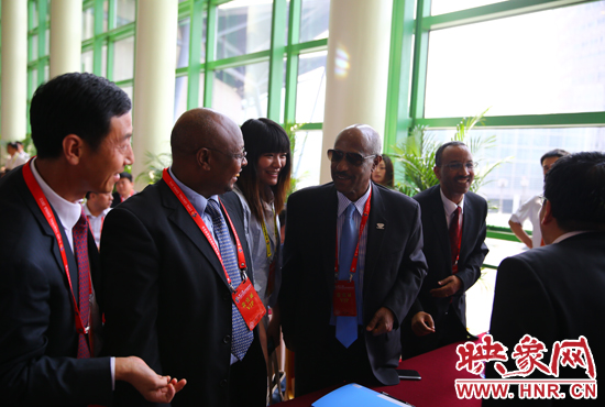 埃塞俄比亞駐華大使塞尤姆·梅斯芬在簽約會現場 埃塞俄比亞駐華大使塞尤姆·梅斯芬在簽約會現場