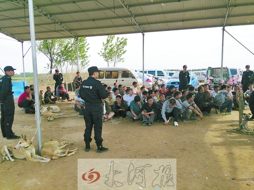 民警突襲賭場(chǎng)，64名涉案人員全部落網(wǎng)。