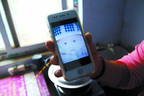 兒子過去的照片,她一直存在手機里 兒子過去的照片,她一直存在手機里