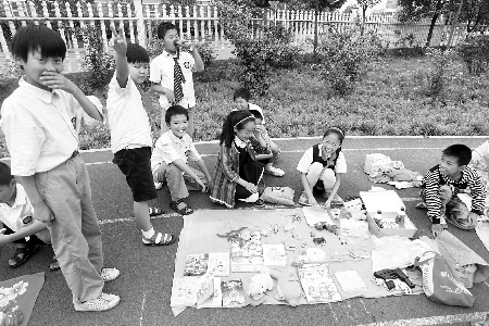 小學(xué)生當(dāng)?shù)財(cái)偫习澹瑪[起攤來也很專業(yè) 小學(xué)生當(dāng)?shù)財(cái)偫习澹瑪[起攤來也很專業(yè)