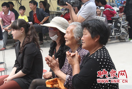 活動吸引了十里八鄉的鄉親們前來觀看 活動吸引了十里八鄉的鄉親們前來觀看