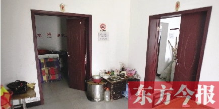 男廁洗漱池前,堆放著大量家電、家具等生活用品 男廁洗漱池前,堆放著大量家電、家具等生活用品