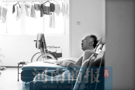 金老先生因偏癱生活不能自理，鄰居說，平時經?？吹阶o工和老人的弟弟前來照顧 實習生 唐韜/攝