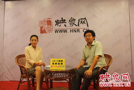 6月23日,清華大學(xué)河南招生組組長謝旭東做客映象網(wǎng)“2013高招名校訪談”節(jié)目 6月23日,清華大學(xué)河南招生組組長謝旭東做客映象網(wǎng)“2013高招名校訪談”節(jié)目