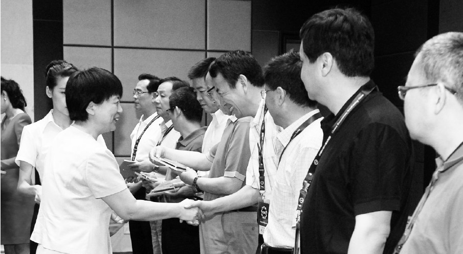 河南省委常委、宣傳部長趙素萍給中國紀錄片播出聯盟理事臺發放牌匾 河南省委常委、宣傳部長趙素萍給中國紀錄片播出聯盟理事臺發放牌匾