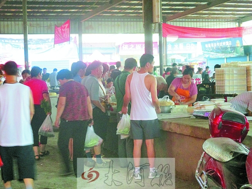 昔日冷清的豆腐攤位現在門庭若市 昔日冷清的豆腐攤位現在門庭若市