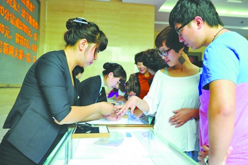 在北上廣等一線城市，鉆戒價(jià)格與國(guó)際接軌，價(jià)格不高，引發(fā)市民搶購(gòu)潮。