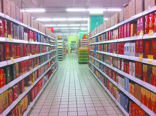 商場里賣的酒，銷售人員稱都是純糧酒，而專家稱，中、低檔酒用酒精和各種添加劑勾兌的情況并不鮮見。