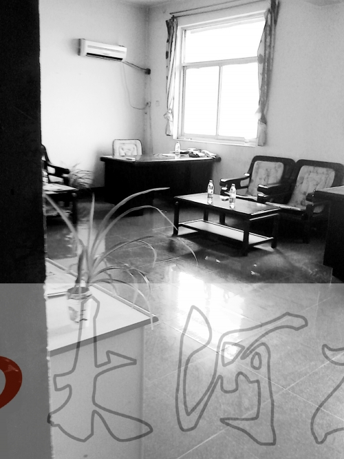 上班時間,這間辦公室內卻空無一人。 上班時間,這間辦公室內卻空無一人。