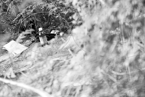 尸體旁放著一瓶農藥和一把雨傘 尸體旁放著一瓶農藥和一把雨傘