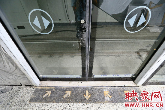 地鐵上下車提示標志 地鐵上下車提示標志