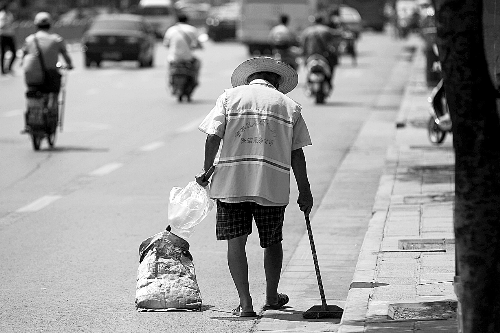 在街頭忙碌的環衛工 本報資料圖片 在街頭忙碌的環衛工 本報資料圖片