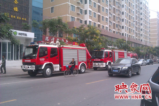 消防隊員趕來救援 消防隊員趕來救援