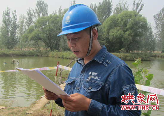 登塔之前,樊建軍在做最后的安全指示 登塔之前,樊建軍在做最后的安全指示