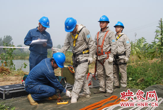 “弟兄們”每次上塔作業,樊建軍都要認真核對檢查,不容一絲失誤出現。 “弟兄們”每次上塔作業,樊建軍都要認真核對檢查,不容一絲失誤出現。