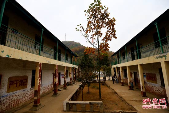 國(guó)貝石小學(xué)簡(jiǎn)易的校園 國(guó)貝石小學(xué)簡(jiǎn)易的校園