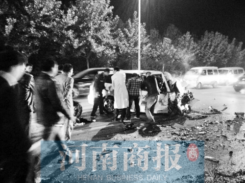 慘劇現場，眾人紛紛上前施救，有人拉住變形的車門，為傷者爭取救援時間