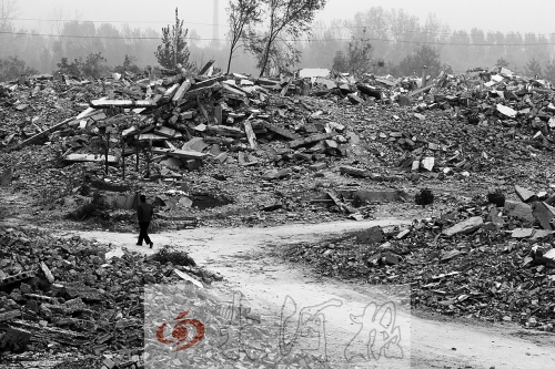 綠城街頭，海量的建筑垃圾令人觸目驚心。