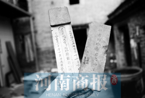 花五松的老宅里,還有祖上留下的牌位 花五松的老宅里,還有祖上留下的牌位