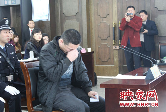 庭審現(xiàn)場(chǎng),被告人常樹(shù)民哽咽著宣讀手中的悔恨書(shū)。 庭審現(xiàn)場(chǎng),被告人常樹(shù)民哽咽著宣讀手中的悔恨書(shū)。