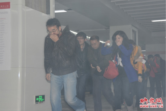 演習(xí)中,地鐵乘客從地鐵車(chē)廂中跑出。 演習(xí)中,地鐵乘客從地鐵車(chē)廂中跑出。