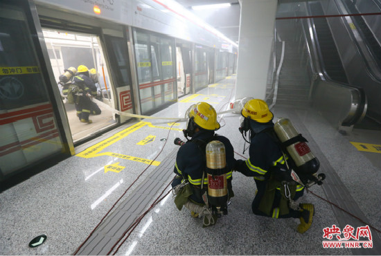 人員疏散完畢后,消防隊(duì)員開(kāi)始滅火 人員疏散完畢后,消防隊(duì)員開(kāi)始滅火