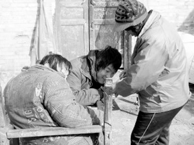 去年年初,武文英和雙胞胎腦癱兒子。圖片來源/《周口晚報》 去年年初,武文英和雙胞胎腦癱兒子。圖片來源/《周口晚報》