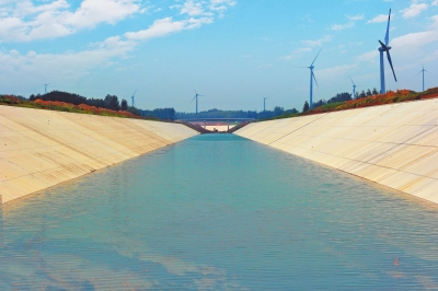 圖為已經竣工的南水北調中線工程方城段。 圖為已經竣工的南水北調中線工程方城段。