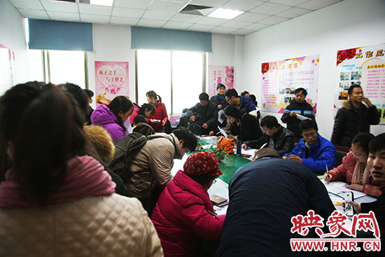 “201413”寓意“愛你一世一生” 鄭州新人扎堆領證 “201413”寓意“愛你一世一生” 鄭州新人扎堆領證