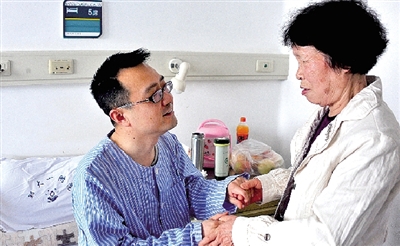 “媽媽,謝謝您的支持!”耿斌拉著媽媽的手。 “媽媽,謝謝您的支持!”耿斌拉著媽媽的手。