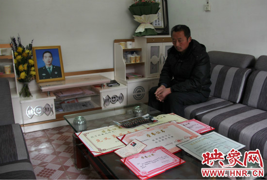 救火英雄鄭春光的父親和兒子獲得榮譽(yù)證書。