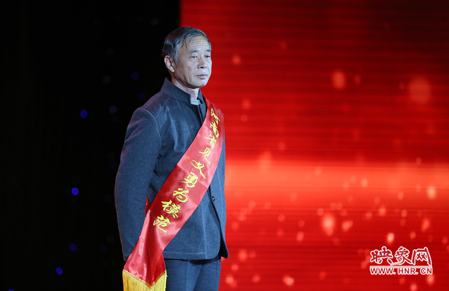 程長江的爺爺程書生代孫子領獎 程長江的爺爺程書生代孫子領獎