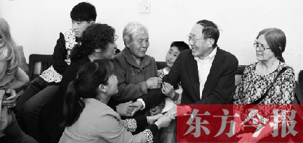 崔琦在寶豐縣肖旗鄉范莊村與老家親戚拉家常