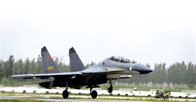 我軍戰機首次在鄭州-民權高速公路成功試飛 我軍戰機首次在鄭州-民權高速公路成功試飛