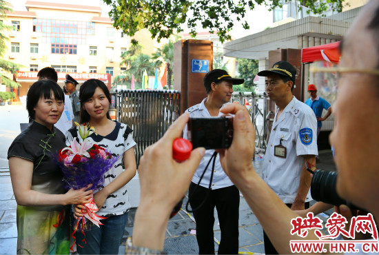 父親用手中的相機記錄下這重要的一刻。 父親用手中的相機記錄下這重要的一刻。