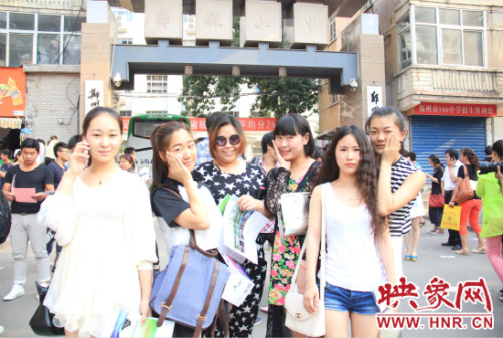 畢業和同學一起去旅行是不少考生的選擇。 畢業和同學一起去旅行是不少考生的選擇。