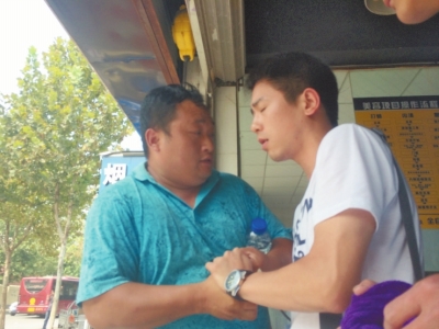 記者正查看照片，突遭藍衣男強搶手機。