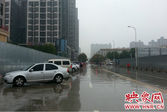 在新開通的東明路上,仍有多數私家車違規停車。